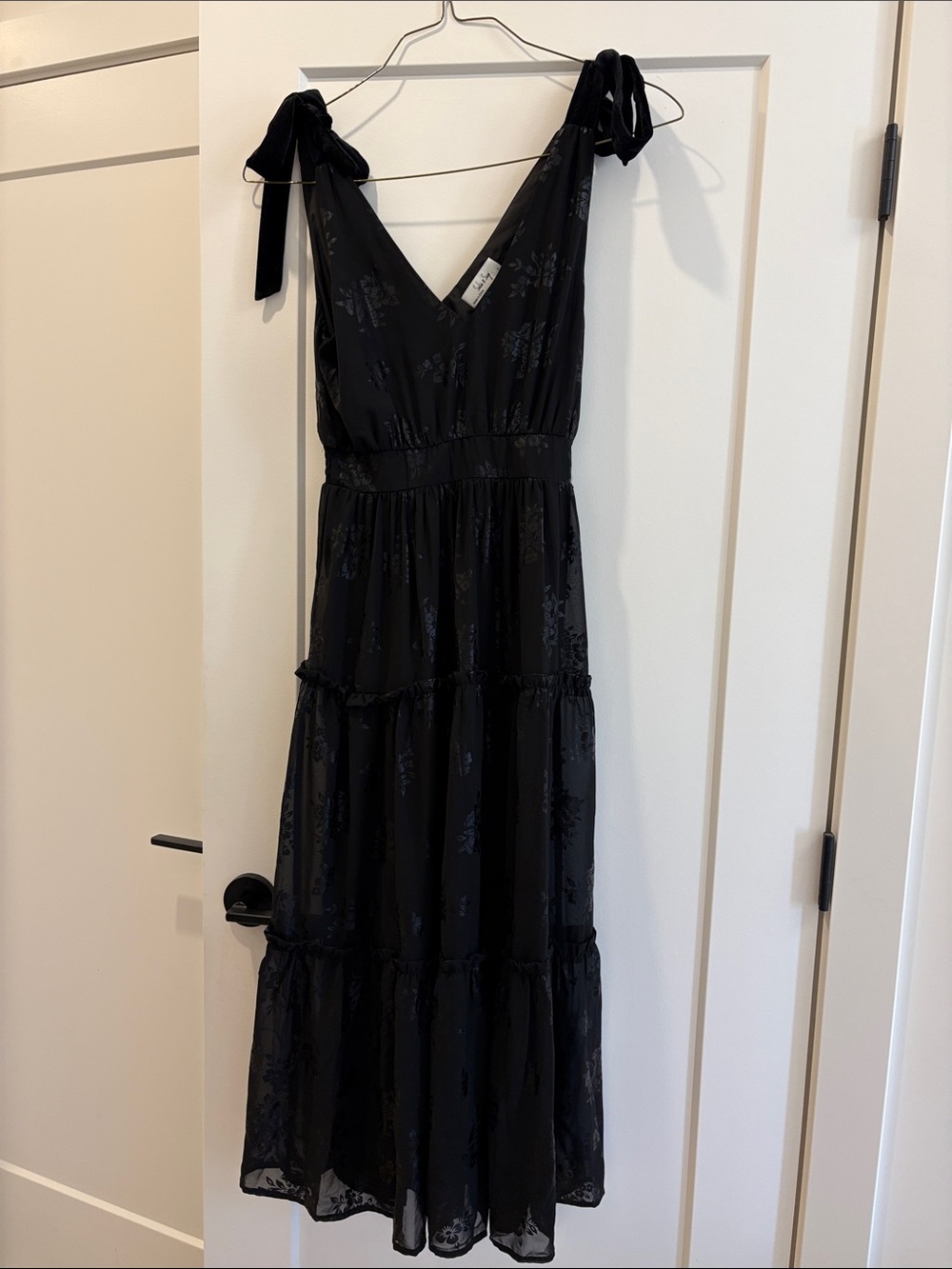 Sadie & Sage Black Tie-Shoulder V-Neck Tiered Maxi